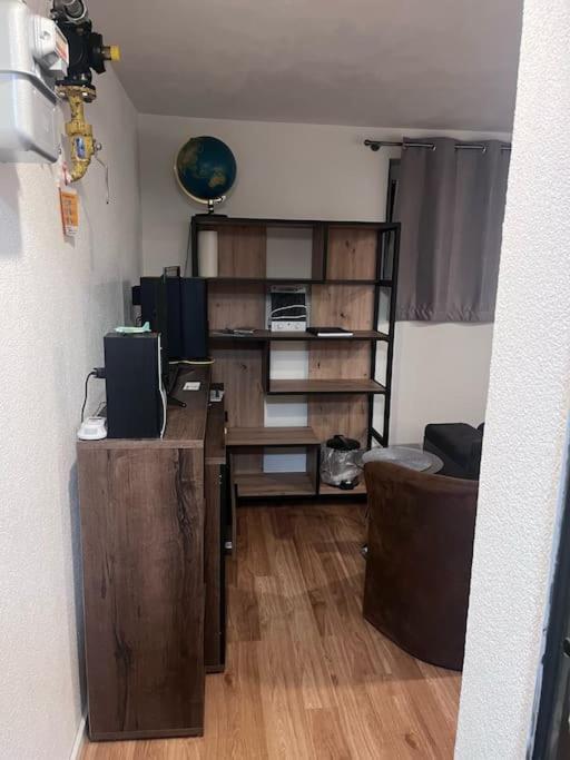 Kleine Wohnung Im - Konzept Flieger - 2 Stockwerke 테트낭 외부 사진
